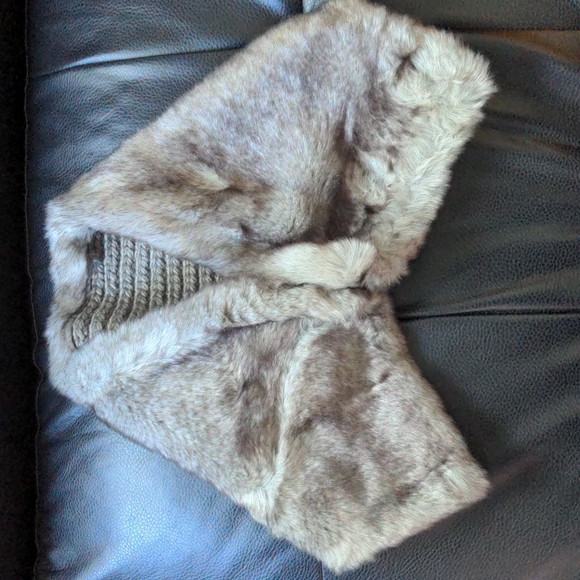 NWOT 🧣Reversible faux fur scarf - Picture 8 of 8